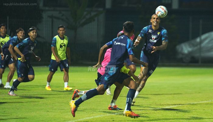 Jelang Derby Jawa Barat, Persiapan Persib Tak Berjalan Mulus