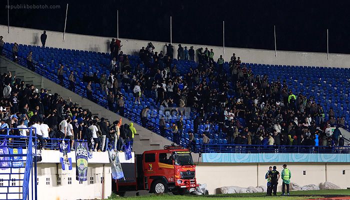 Manajemen Persib Akhirnya Buka Suara soal Kericuhan Penonton di Laga Kontra PSIS