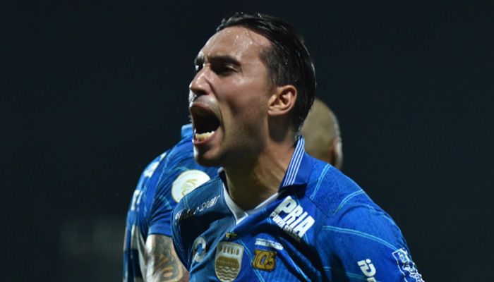 Sergio Van Dijk Tepis Rumor Masalah Gaji Jadi Alasan Hengkangnya Ezra dari Persib