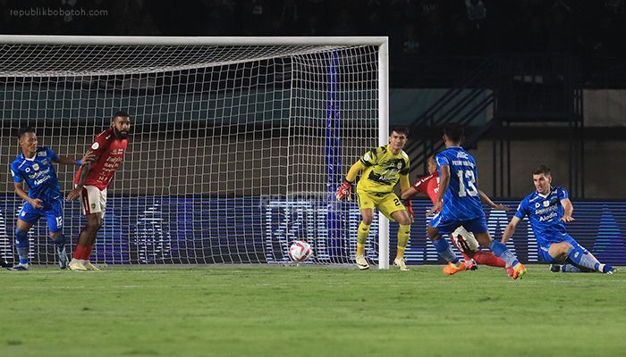 Kevin Mendoza Tunjukkan Skil Membangun Serangan Lewat Umpan Panjang