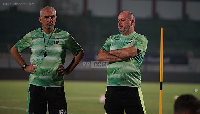 Bojan Hodak Ingatkan Pemain Persib Fokus ke Pertandingan Bukan Perayaan