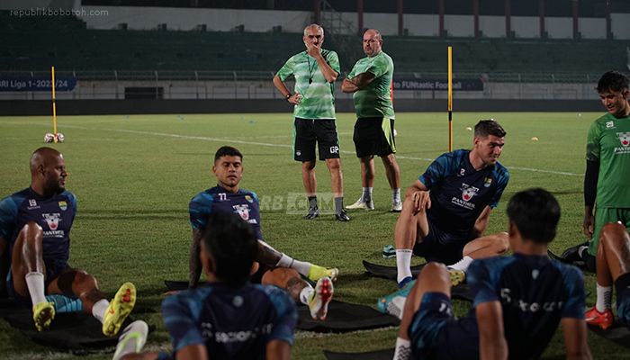 Foto-foto Persib Jalani Latihan Malam di Stadion Bangkalan