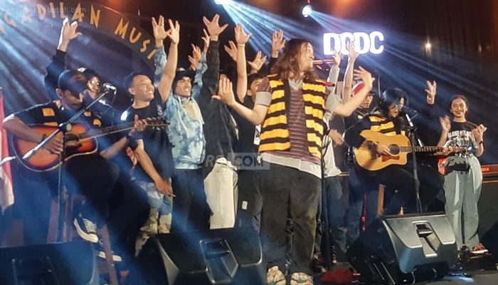 Dua Dekade Bermusik, DCDC Pengadilan Musik Bebaskan Alone At Last Usai Perform Sirkusnya Hibur Penonton