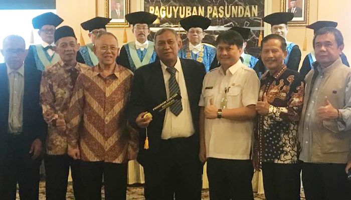 Legenda Persib Sukses Raih Gelar Doktor