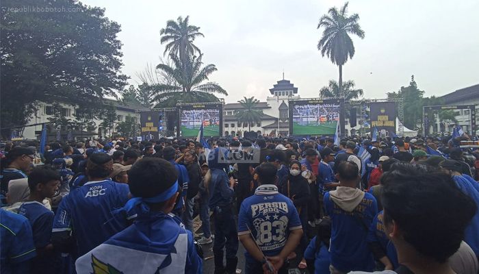 Puluhan Ribu Bobotoh Tumplek di Gedung Sate Rayakan Persib Juara!