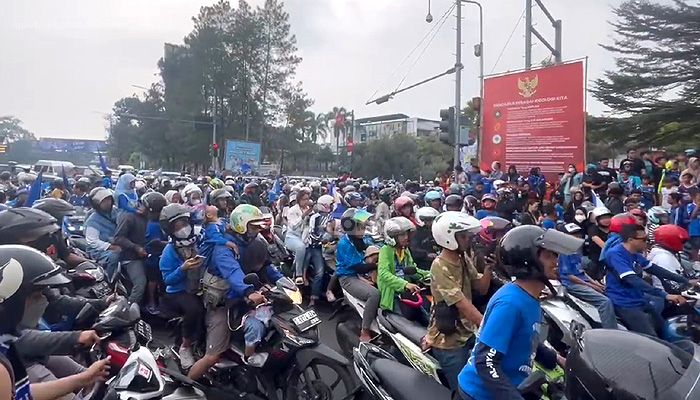 Ribuan Bobotoh Sambut Kedatangan Skuad Persib di Gerbang Tol Pasteur, Begini Suasananya