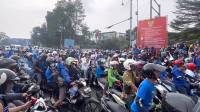 Ribuan Bobotoh Sambut Kedatangan Skuad Persib di Gerbang Tol Pasteur, Begini Suasananya