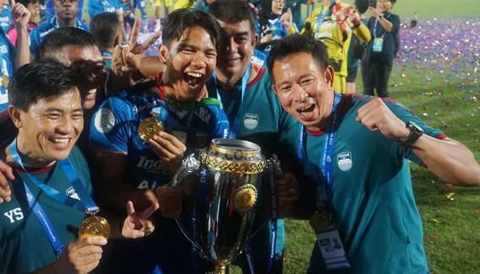 I Made Wirawan Rasakan Perbedaan Saat Angkat Trofi Juara Persib Musim Ini
