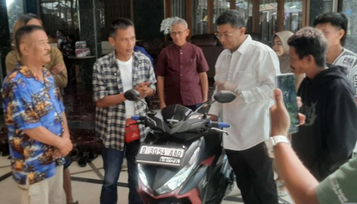 Umuh Muchtar Berikan Motor Kesayangan ke Bobotoh Korban Begal Usai Nobar Final Persib