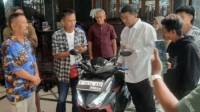 Umuh Muchtar Berikan Motor Kesayangan ke Bobotoh Korban Begal Usai Nobar Final Persib