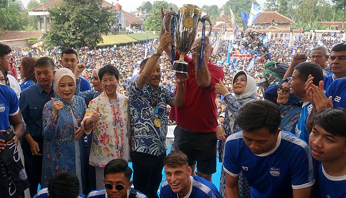 Bobotoh tak Henti Rayakan Gelar Juara Persib, Ini Pesan Umuh