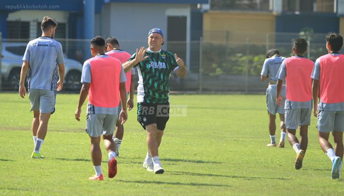 Marc Klok dan Tyronne del Pino Terlibat Pembicaaran Serius dengan Bojan Hodak, Ternyata Ini yang Diobrolkan