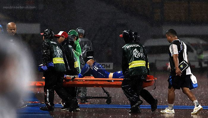 Nasib Dedi Kusnandar Ditentukan Hari Ini, Bojan Hodak Tuding Lapangan GBLA Jadi Biang Masalah