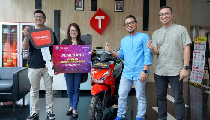 Beli Nomor Cantik Telkomsel di BEC, Ibu Rumah Tangga di Bandung Raih Hadiah Sepeda Motor