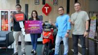 Beli Nomor Cantik Telkomsel di BEC, Ibu Rumah Tangga di Bandung Raih Hadiah Sepeda Motor