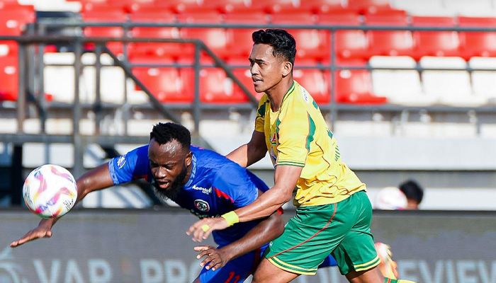 Arema vs Persebaya Remis 1-1, Persib di Ambang Juara Liga 1 2024/25