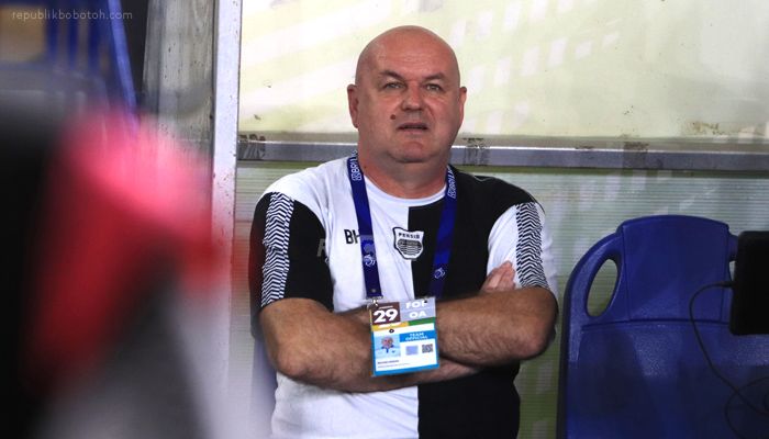 Bojan Hodak soal Lapangan Stadion GBLA: Sangat Buruk