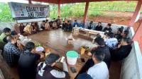 Jurnalis Olahraga Bandung Gelar Aksi Sosial di SMP Pasir Pilar Pangandaran, Siswa Histeris Bisa Video Call Bareng Umuh Muchtar