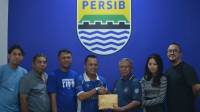 VPC Serahkan Bantuan Lagi Untuk Perbaikan Fasilitas Stadion GBLA