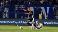 Hasil Babak I Persib vs Dewa United: Maung Tertekan meski Unggul Jumlah Pemain, Adam Przybek Gemilang