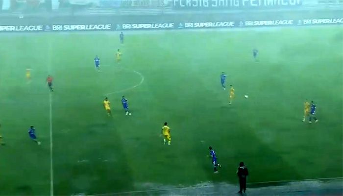 Lapangan GBLA Tergenang Air, Persib vs Persebaya Dihentikan Sementara