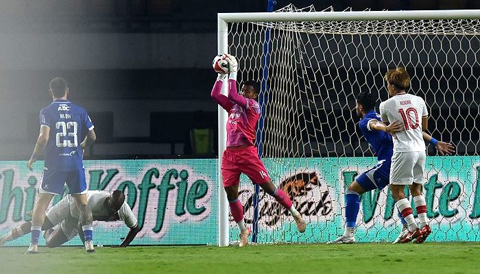 4 Penyelamatan Krusial Teja Paku Alam di Laga Kontra Bali United yang Bikin Bobotoh Takjub