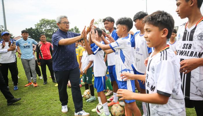 Ratusan Bibit Muda Dilatih Tranmere Rovers: Wali Kota Farhan Bakar Semangat Lewat Chant Persib