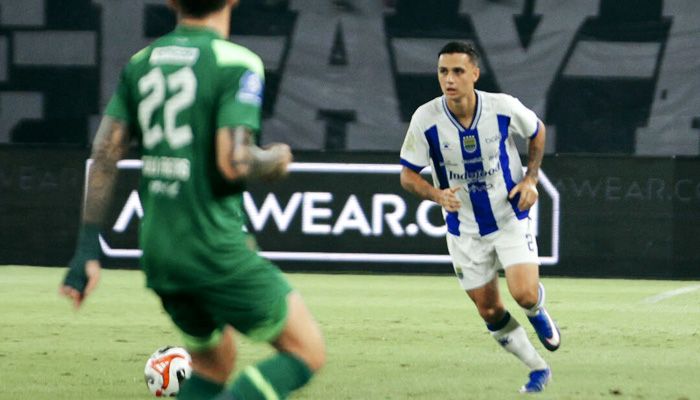 Hasil Babak I Persebaya vs Persib 1-0: Kontroversi VAR, Penalti Bruno Moreira dan Gol Kakang Rudianto Dianulir