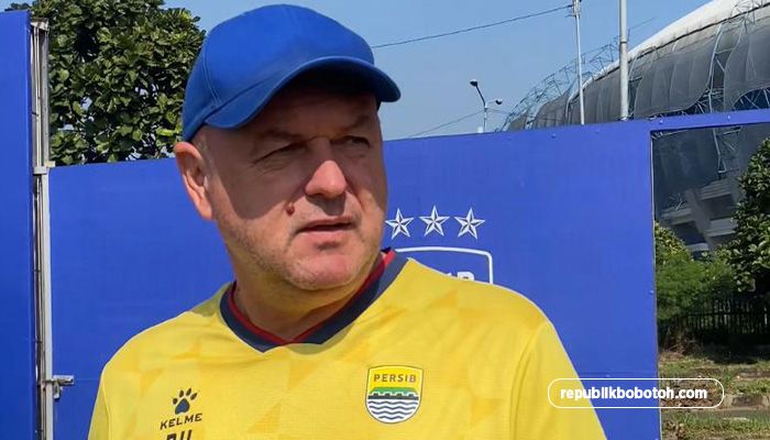 Ramai Spanduk 'Shut Up KDM', Bojan Hodak Santai Soal Bonus Persib