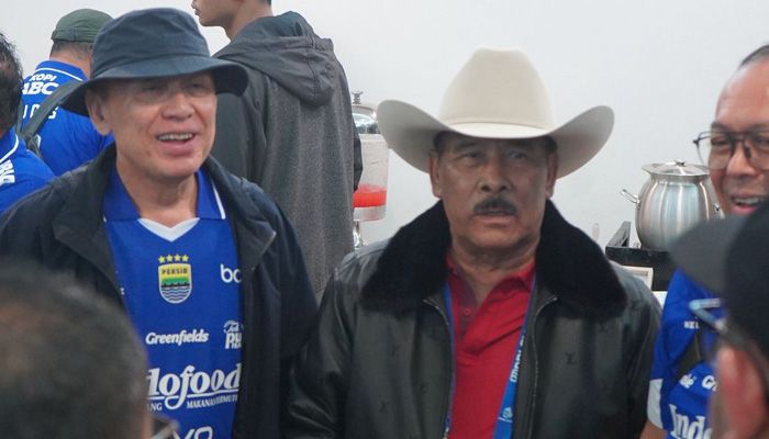 Momen Langka di GBLA: Iwan Bule dan Umuh Muchtar Rayakan Rekor Sempurna Persib