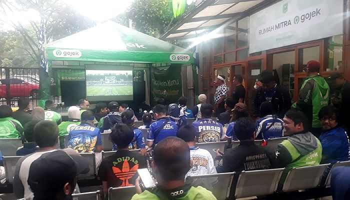 Markas Gojek Bandung Tiba-tiba Membiru, Ratusan Driver Ojol Larut dalam Euforia Persib Juara Super League 2025/26