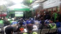 Markas Gojek Bandung Tiba-tiba Membiru, Ratusan Driver Ojol Larut dalam Euforia Persib Juara Super League 2025/26